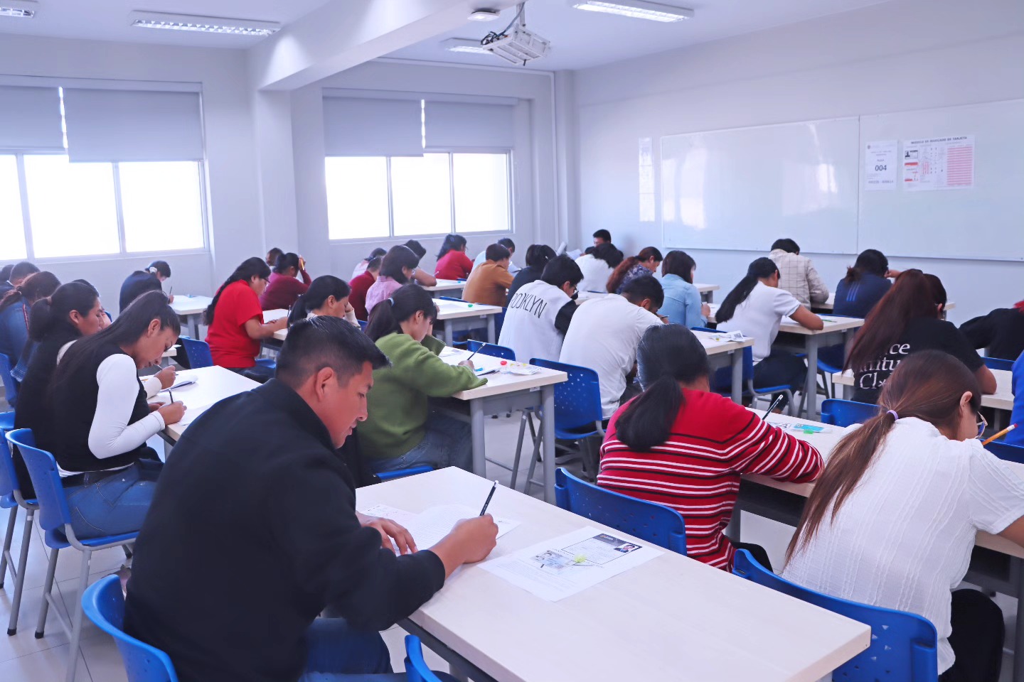 Campus universitario y estudiantes en formación